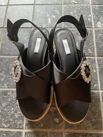 EVOL 블랙 비쥬 장식 샌들 힐 6cm