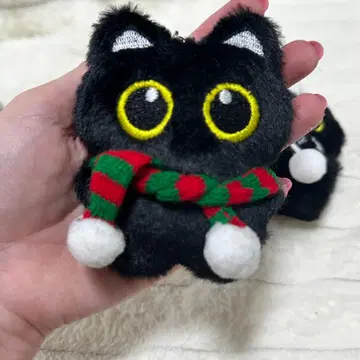 부드럽고 포근한 검은 고양이 인형 키링 | 빨강과 녹색 머플러 포함