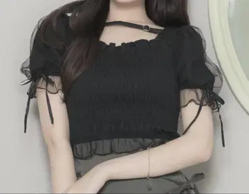 pium 블랙 프릴 퍼프 소매 톱