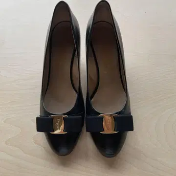 FERRAGAMO 페라가모 리본 포함 블랙 가죽 하이힐 펌프스