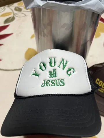 YOUNG JESUS 트래커 캡 화이트/블랙 스트릿