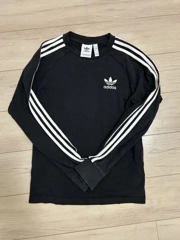 아디다스 블랙 장소 T셔츠 XS 사이즈