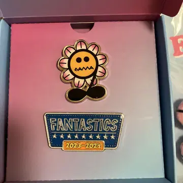 FANTASTICS 5주년 기념 핀 배지 & 키링 세트