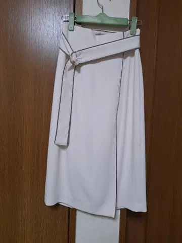 베이지 랩 스타일 스커트