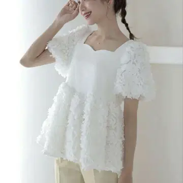 meraki 메라키 하트넥 플라워 모티브 상의 화이트 페플럼