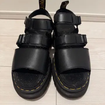 Dr. Martens 블랙 가죽 통굽 샌들