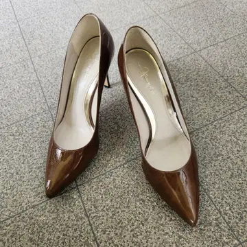 새상품 긴자 카네마츠 에나멜 펌프스 24cm 모카 브라운 7-825