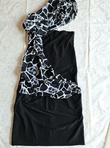 노스 원피스 검정과 흰색 패턴