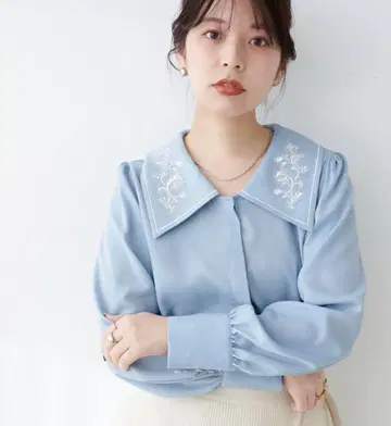 새상품급 내추럴 꾸뛰르 배색 자수 카라 레트로 블라우스