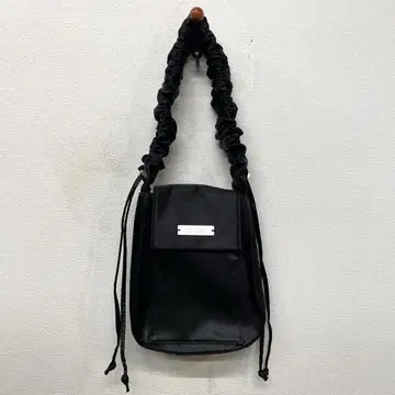un/neu 집게 손잡이 새틴 플랩 백