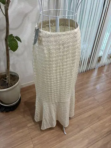 아이보리 플레어 스커트 엮임 디자인