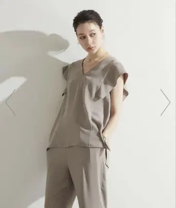 Liesse V넥 베이지 블라우스