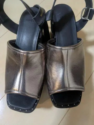 HARE 메탈릭 오픈 토 샌들