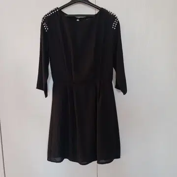 비즈 장식이 달린 블랙 원피스