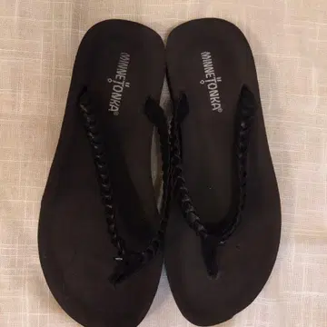 MINNETONKA 블랙 비치 샌들