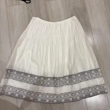 르네 화이트 플레어 스커트 자수 장식