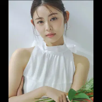 노스탯지 아메리칸 슬리브 하이넥 블라우스