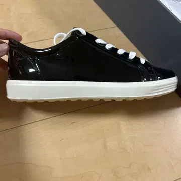 ECCO 블랙 패턴트 레더 스니커즈