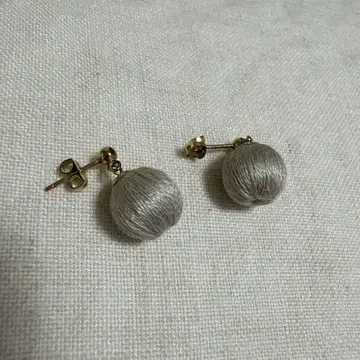 실버 볼 모양 귀걸이 실크 실