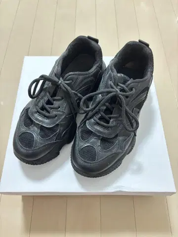 블랙 스니커즈 두꺼운 밑창 스니커즈 경량