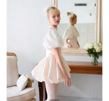 자신을 위한 새틴 소재의 페플럼 미니 원피스