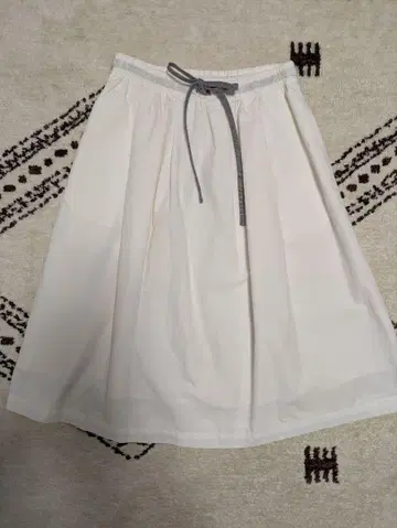 LACOSTE 화이트 플레어 스커트