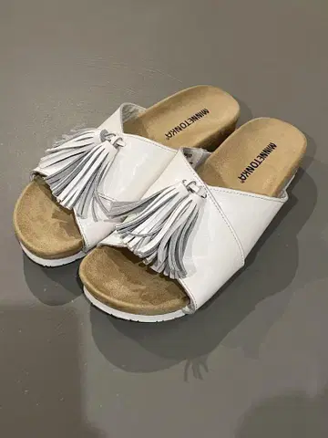 MINNETONKA 화이트 사보 샌들 7M