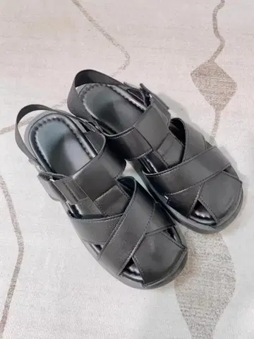 블랙 크로스 스트랩 스포츠 샌들