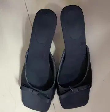리본 포함 블랙 오픈토 샌들