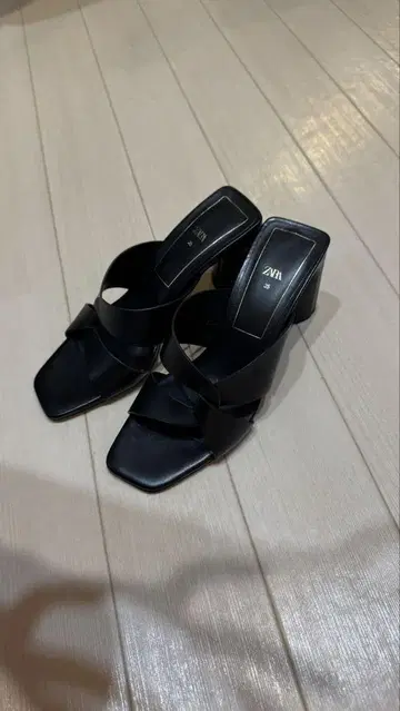 ZARA 블랙 힐 샌들 사이즈 35