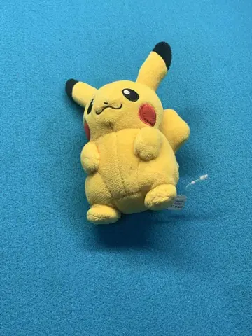 앉아있는 피카츄 봉제 인형