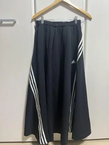 adidas 플레어 롱 스커트 블랙