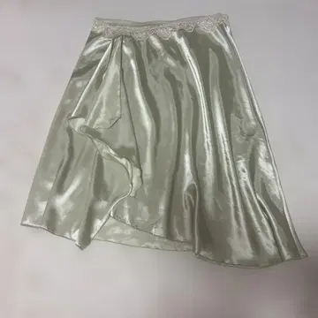 연한 녹색 새틴 비대칭 레이어드 스커트