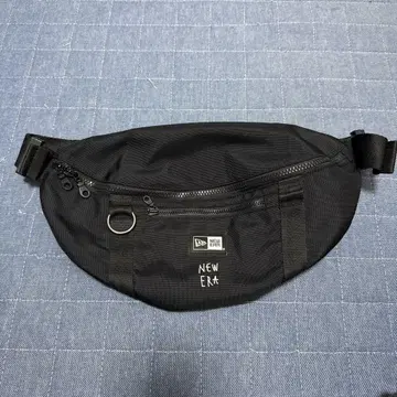 NEW ERA 바디백 블랙 딸기 무늬 타카하시 아이 콜라보