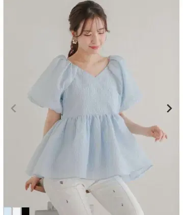 더 많은 스타일을 연출할 수 있는 자카드 카슈쿨 페플럼 톱