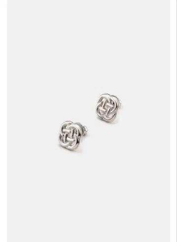 여기 OUROBOROS SIGNET PIERCE 실버 피어싱입니다.