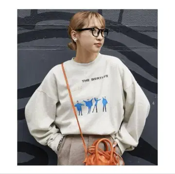 메구로 렌이 착용한 프리크스 스토어 비틀즈 'HELP' 스웨터