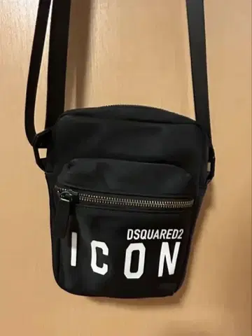 DSQUARED2 아이콘 보디백 블랙