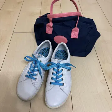 ECCO 화이트 스니커즈 블루 리본 포함