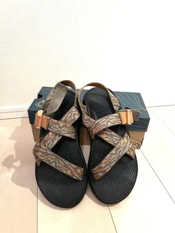 Chaco 크로스 스트랩 샌들