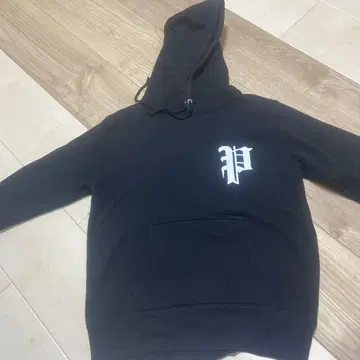 블랙 후드티 P 로고 PHATRNK