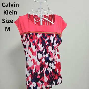 [ 세련된 Calvin Klein ] 핑크 올 패턴 금색 지퍼 티셔츠 M