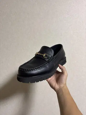 블랙 로퍼 체인 장식