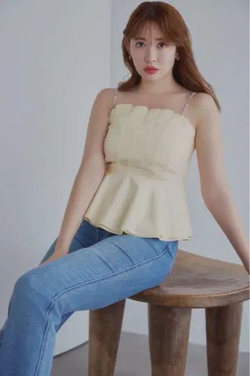 [ 새상품 ] herlipto Pearl-Strap Frill Top