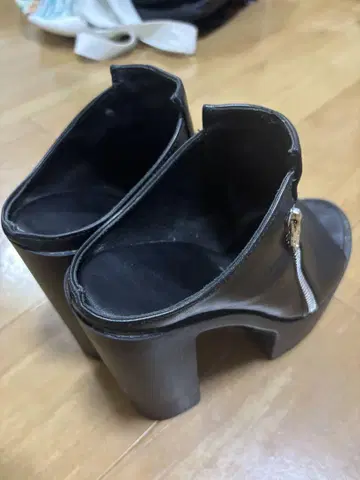 블랙 오픈 토 샌들 두꺼운 굽 힐