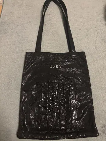 UN3D 광택 토트백 블랙