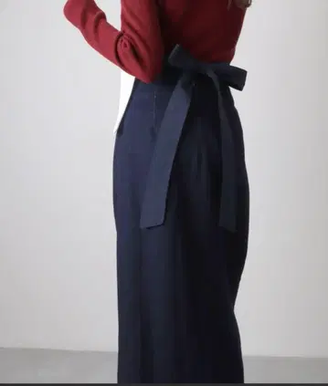 뒷부분 리본 슬릿 타이트 데님 스커트