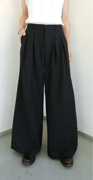 Camphor wood 2tuck wide baggy slacks