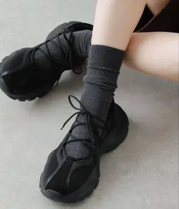 장소 감각 레이스업 스니커즈