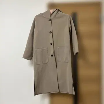 후드 달린 베이지색 긴 코트 M 사이즈